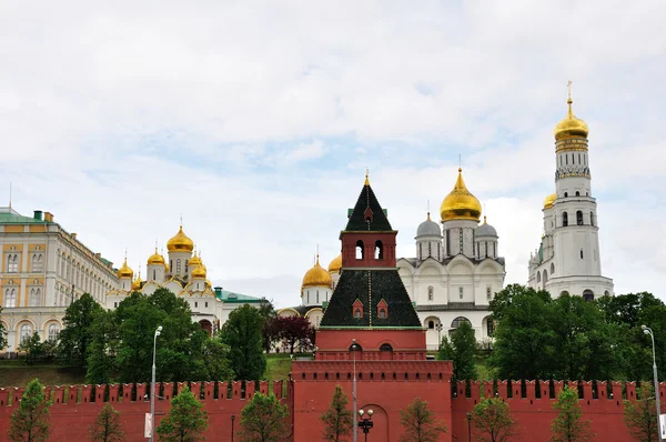 Iglesias el Kremlin de Moscú y la torre Taynitskaya, Rusia — Foto de Stock