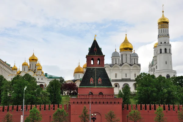 Chiese il Cremlino di Mosca e Taynitskaya torre, Russia — Foto Stock