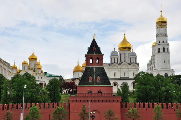 stock image Churches the Moscow Kremlin and Taynitskaya tower, Russia