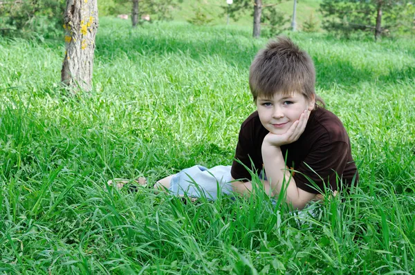 En pojke i sommaren park — Stockfoto