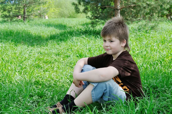 Yaz park içinde bir oğlan — Stok fotoğraf