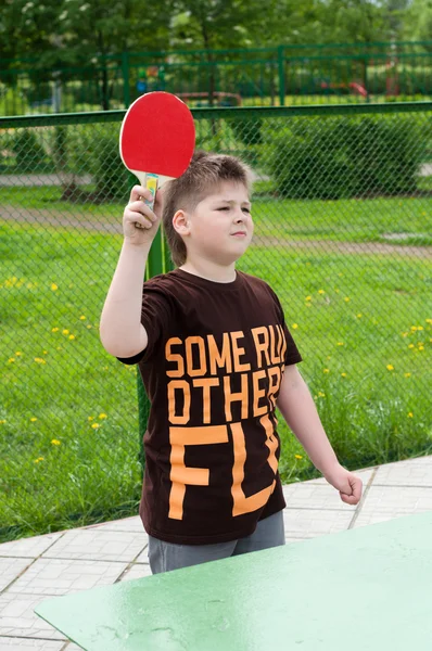 Menino jogando tênis de mesa — Fotografia de Stock