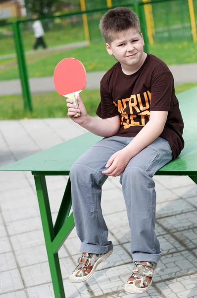 Niño jugando tenis de mesa — Foto de Stock