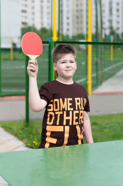 Chłopiec gra w tenisa stołowego — Zdjęcie stockowe