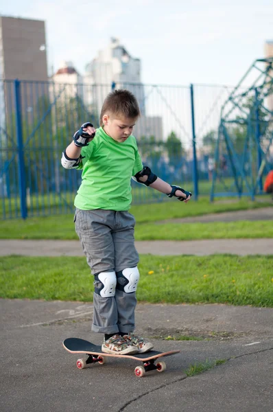 Um menino montando um skate — Fotografia de Stock