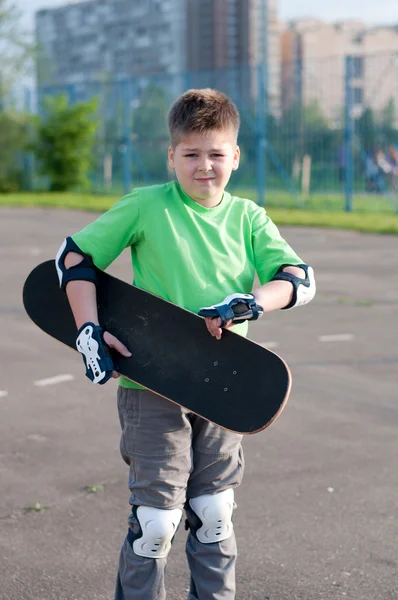 Ένα αγόρι ιππασίας ένα skateboard — Φωτογραφία Αρχείου