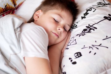 Çocuk Çince karakterler ile bir yastık üzerinde uyuyor