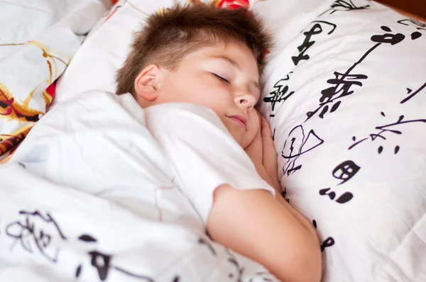 Хлопчик спав на подушці з китайських ієрогліфів — стокове фото