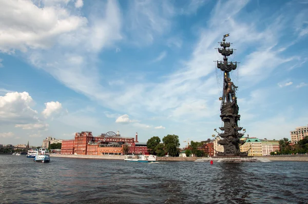 The monument to Czar Peter the Great in Moscow, landmark — Stock Photo, Image