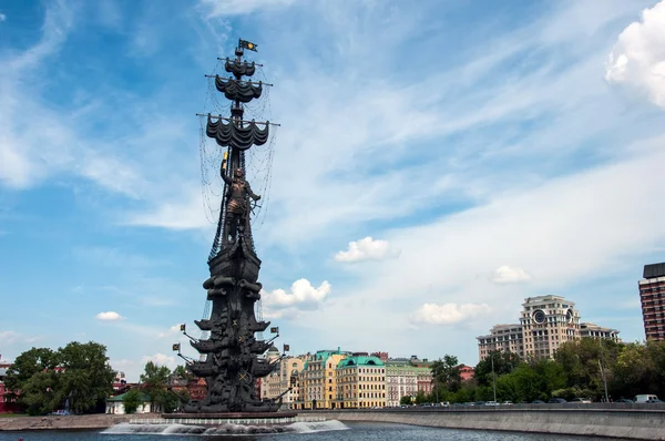 Az emlékmű a cár Peter Moszkvában, a nagy mérföldkő — Stock Fotó