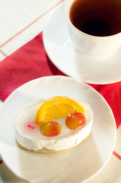 ताजे फळ आणि चहा सह स्वादिष्ट केक — स्टॉक फोटो, इमेज