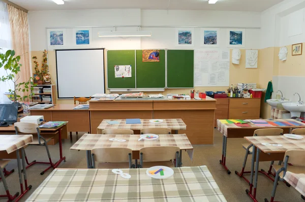 Klassenzimmer vor dem Unterricht, Schreibtische sind mit Öltuch abgedeckt — Stockfoto