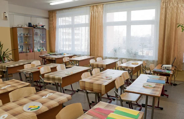 Klassrummet innan lektionen, skrivbord är täckta med Vaxduk — Stockfoto
