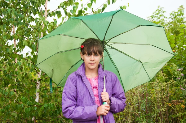 공원에 녹색 우산을 두른 소녀 — 스톡 사진