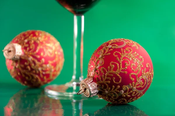 Новогодний натюрморт - бокалы вина и рождественские шары — стоковое фото
