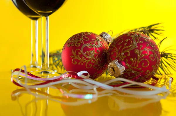Natura morta di anno nuovo - occhiali di vino e palle di Natale — Foto Stock