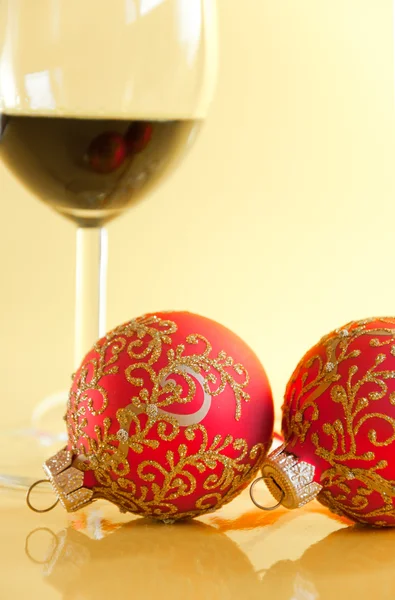 New Year's stilleven - glazen wijn en kerstballen — Stockfoto