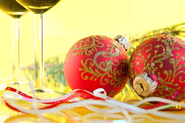 Neujahrsstillleben - Weingläser und Weihnachtskugeln — Stockfoto