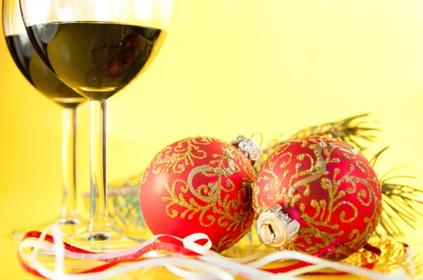 New Year's still life - glasses of wine and Christmas balls — Stock Photo, Image