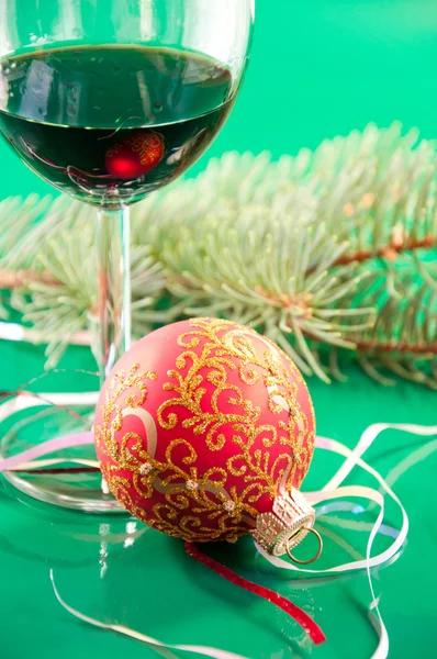 Yeni yıl natürmort - gözlük şarap ve Noel topları — Stok fotoğraf