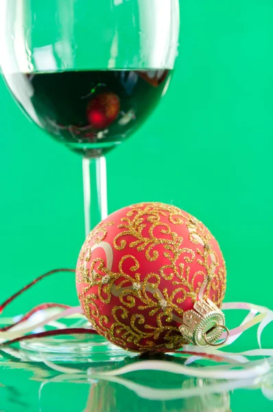 Nowy rok martwa natura - szklanki wina i bombki — Zdjęcie stockowe