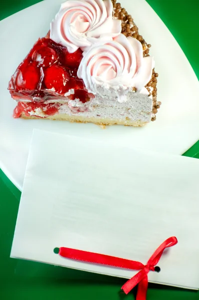 Un pedazo de delicioso pastel y papel para texto — Foto de Stock