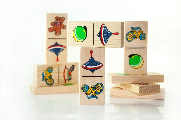 Dominos en bois pour enfants sur fond clair — Photo
