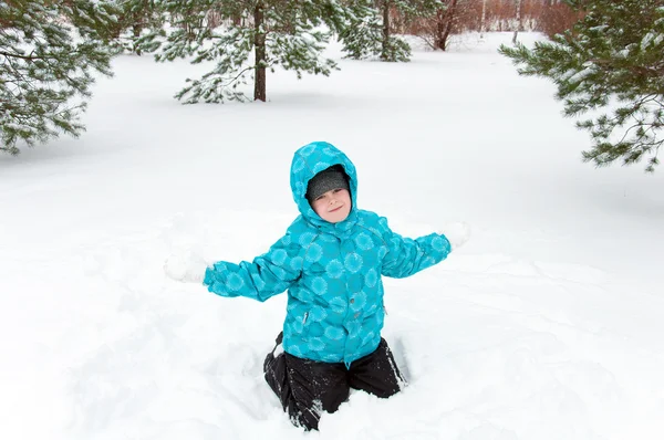 Junge in blauer Jacke spaziert im Winterpark — Stockfoto