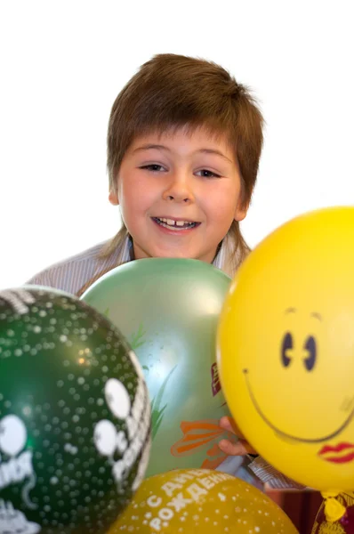 Γενέθλια. το αγόρι με τα μπαλόνια των διαφορετικών χρωμάτων — Φωτογραφία Αρχείου