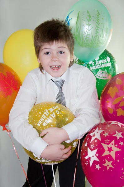 Födelsedag. pojken med ballonger i olika färger — Stockfoto