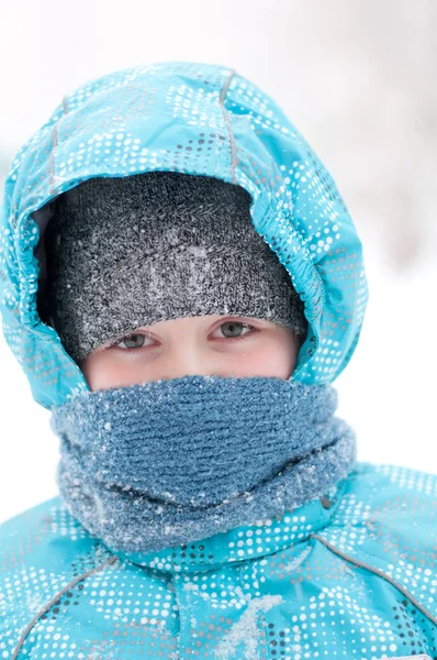 Porträtt av en pojke under en snöstorm — Stockfoto