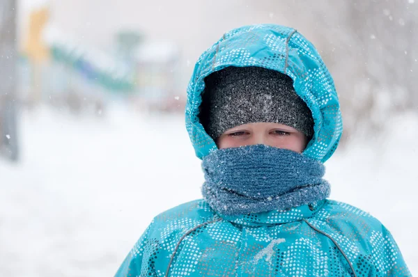 Potret seorang anak selama badai salju — Stok Foto