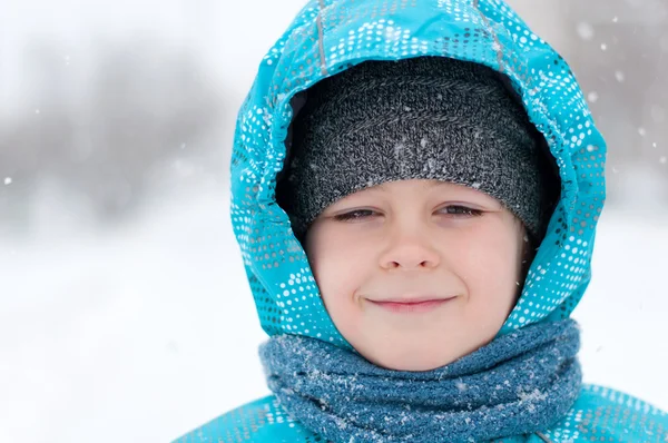 Porträtt av en pojke under en snöstorm — Stockfoto