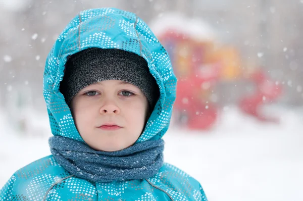 Retrato de um menino durante uma tempestade de neve — Fotografia de Stock
