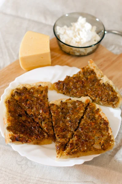 Etli börek peynir ve lor ile temizleyin — Stok fotoğraf