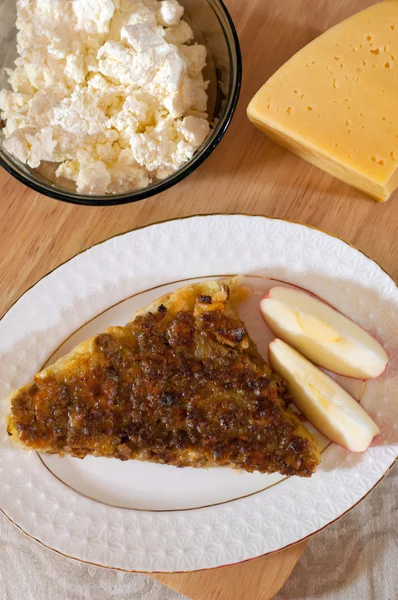 Rensa kött paj med ost och ostmassa — Stockfoto