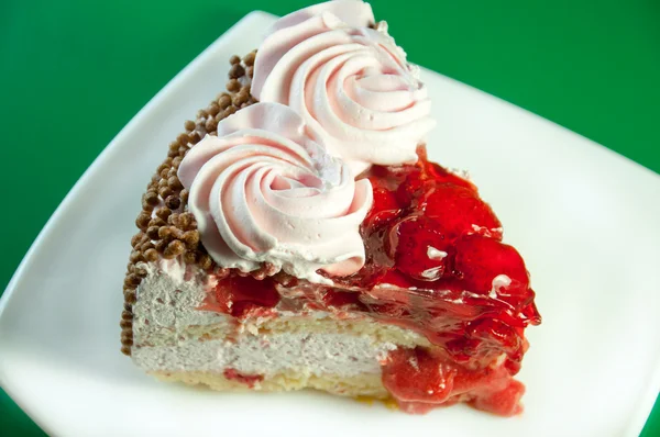 Вкусный кусок торта со сливками и свежими ягодами — стоковое фото