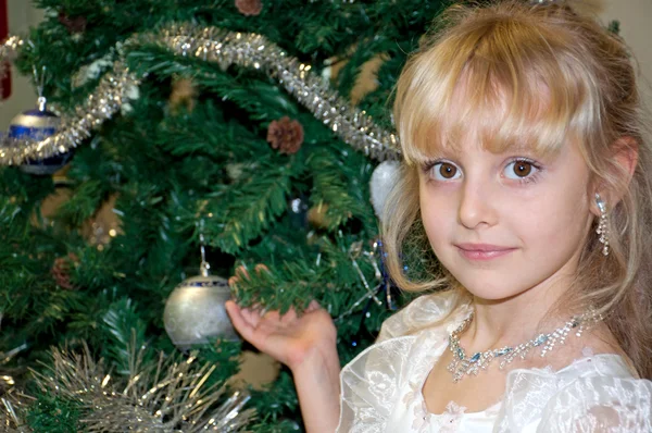 Gyönyörű lányok a karácsonyfa portréja — Stock Fotó