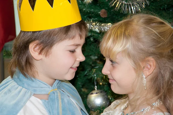 Menino e menina em trajes de carnaval para árvores de Natal — Fotografia de Stock