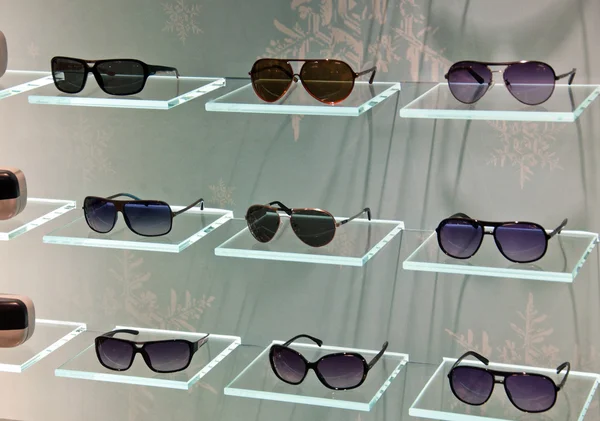 Fashion solglasögon i skyltfönstret — Stockfoto