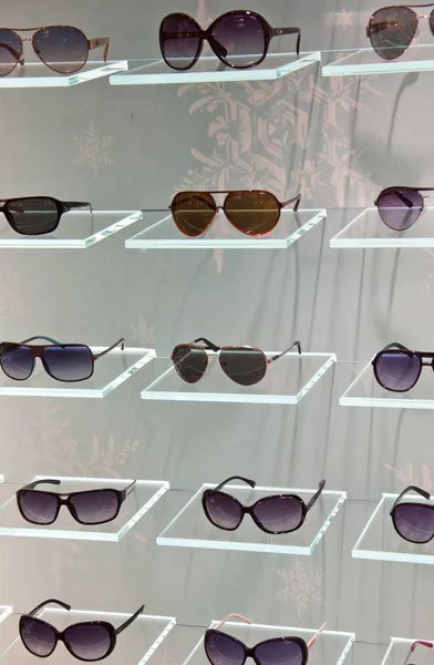 Мода Солнечные очки в витрине магазина — стоковое фото