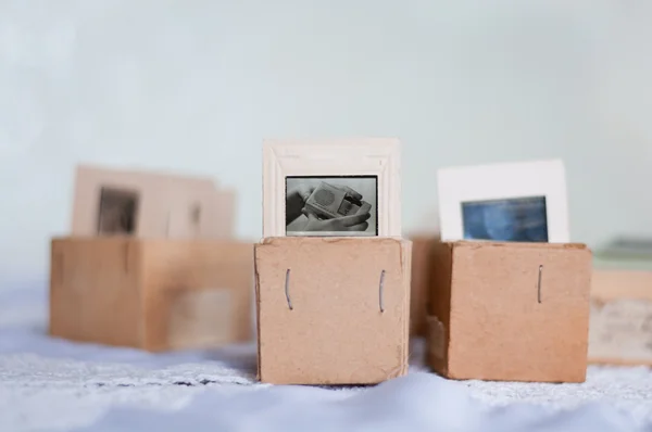 Παλιά διαφάνειες σε ένα κουτί από χαρτόνι — Φωτογραφία Αρχείου