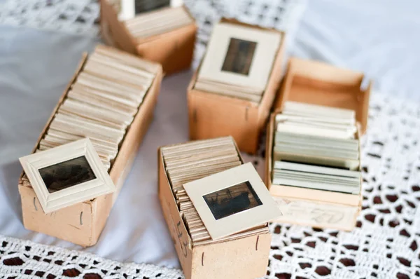 Vecchi scivoli in una scatola di cartone — Foto Stock