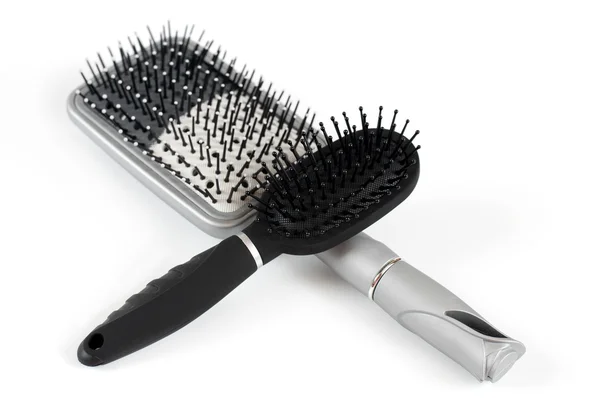Hafif bir arka plan üzerinde iki masaj saç fırçası — Stok fotoğraf