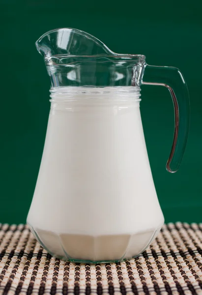 Ein Krug Milch und ein Glas — Stockfoto
