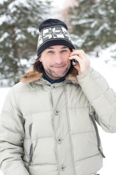 공원에서 전화 통화 하는 사람 — 스톡 사진