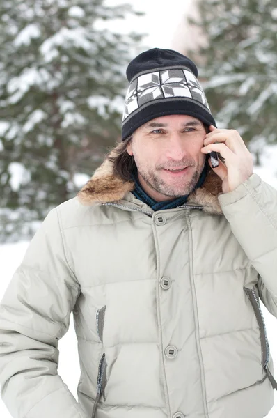 En man talar i telefon i parken — Stockfoto