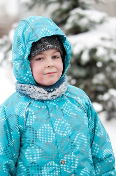 Retrato de um menino com neve molhada do rosto de — Fotografia de Stock