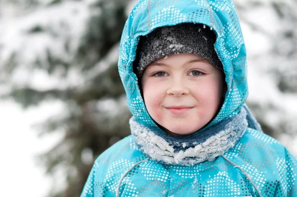 Retrato de un niño con nieve mojada de la cara de — Foto de Stock