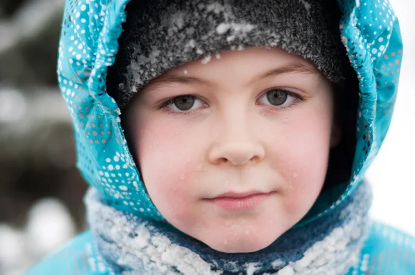 Ritratto di un ragazzo con neve bagnata dal volto di — Foto Stock